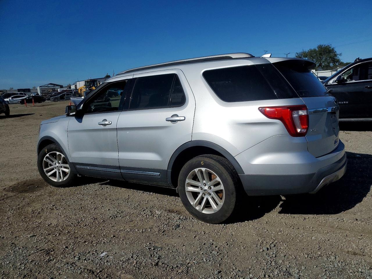 2016 Ford Explorer Xlt - Фото 2