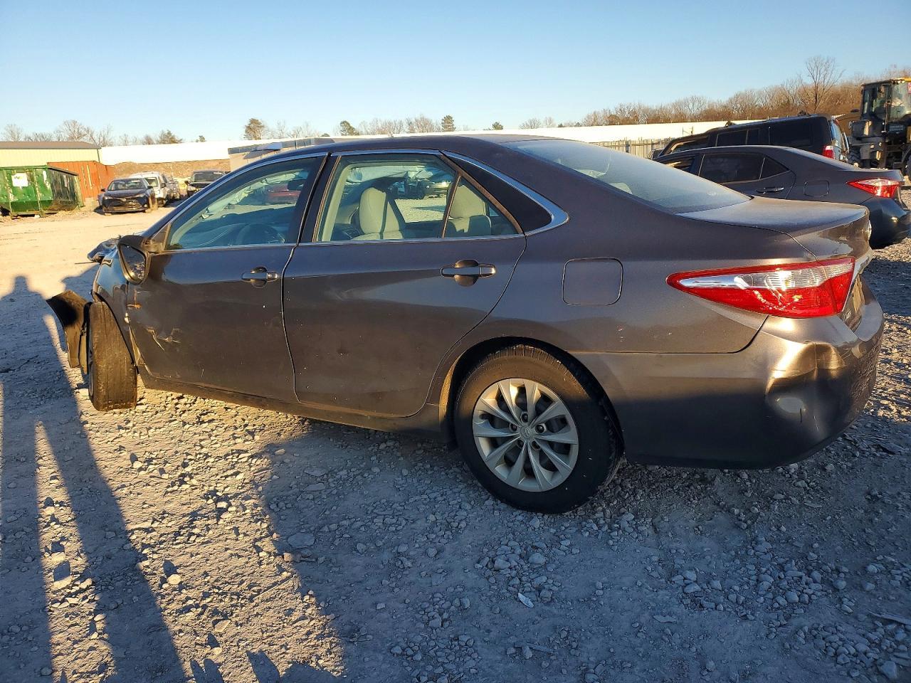 2015 Toyota Camry Le - Фото 2