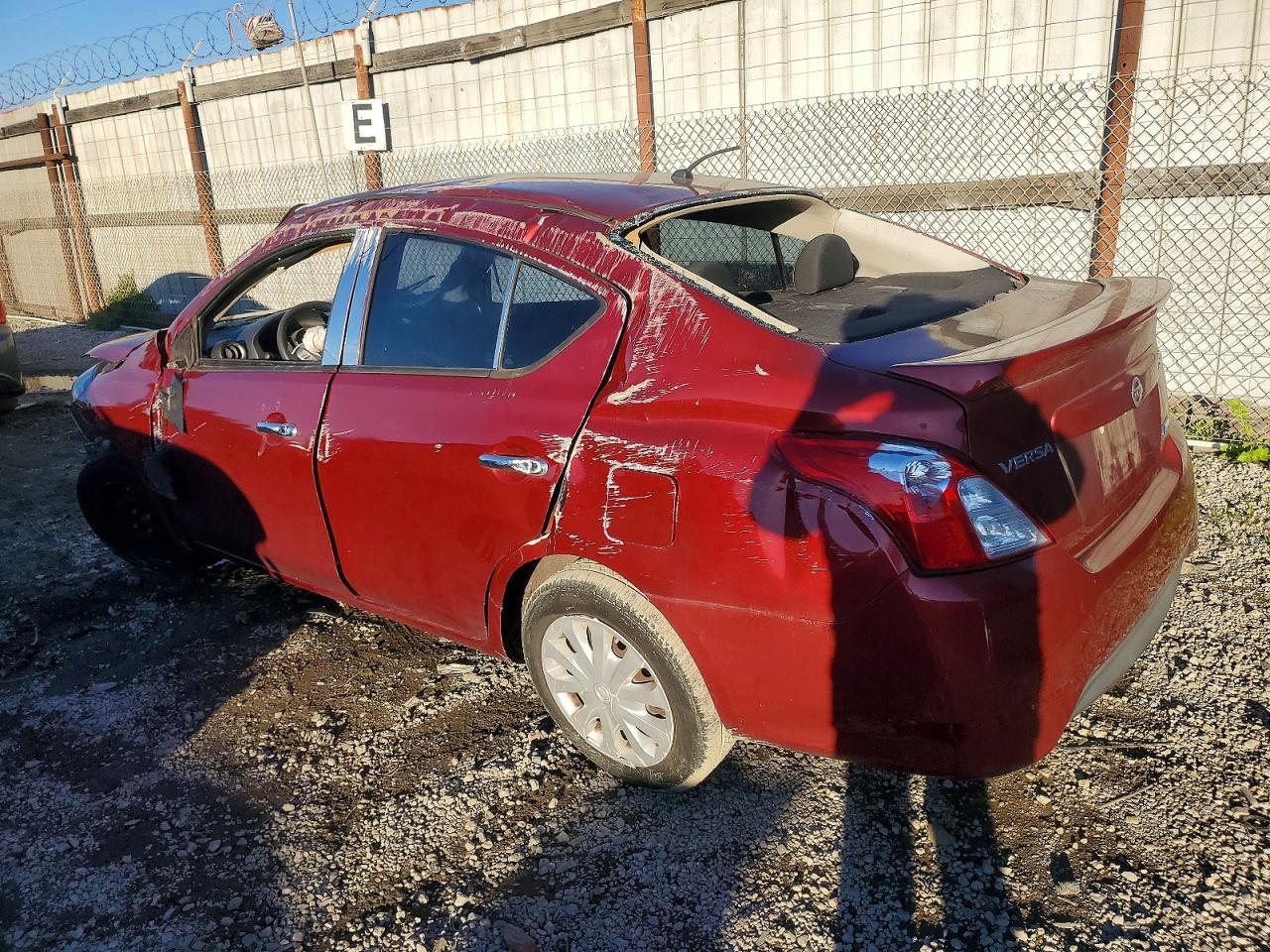 2016 Nissan Versa S - Фото 2