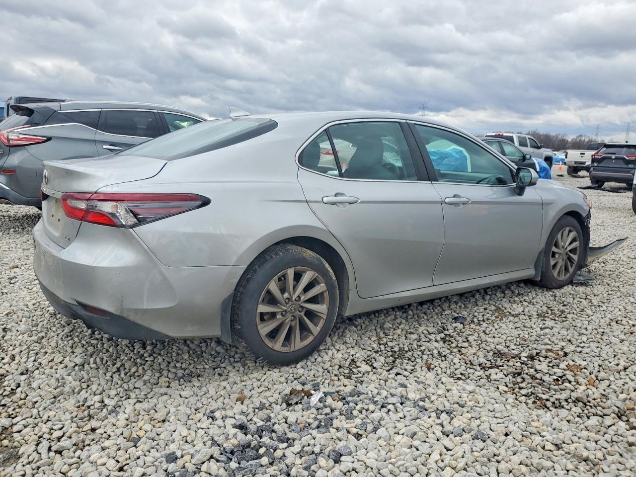 2022 Toyota Camry Le - Фото 3