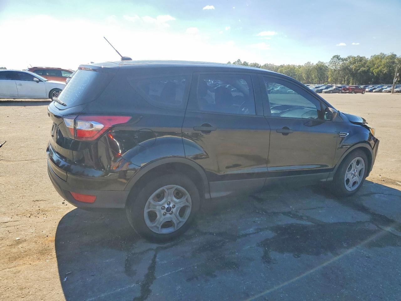2017 Ford Escape S - Фото 3