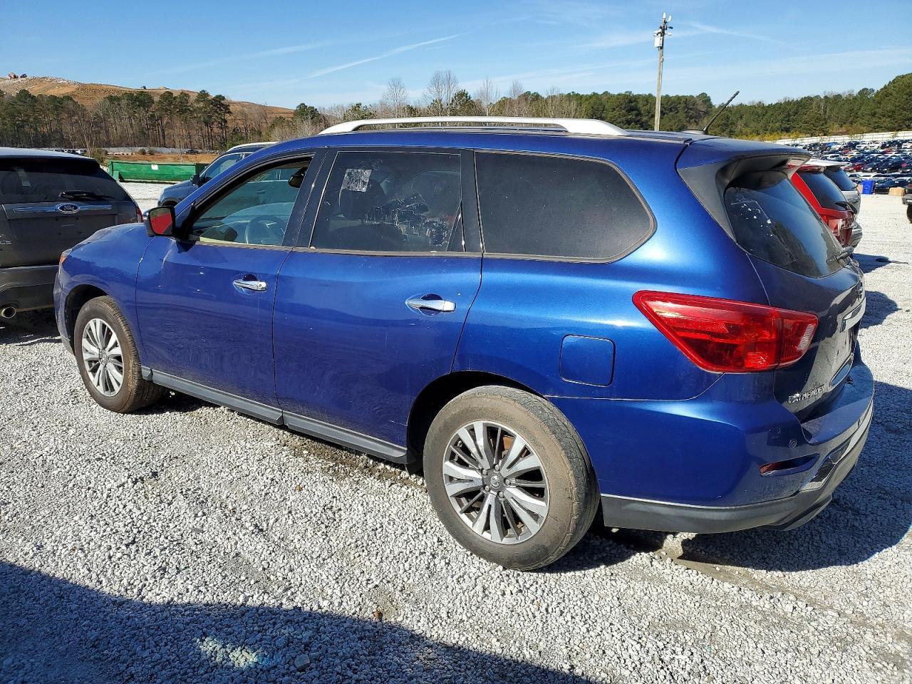 2018 Nissan Pathfinder S - Image 2