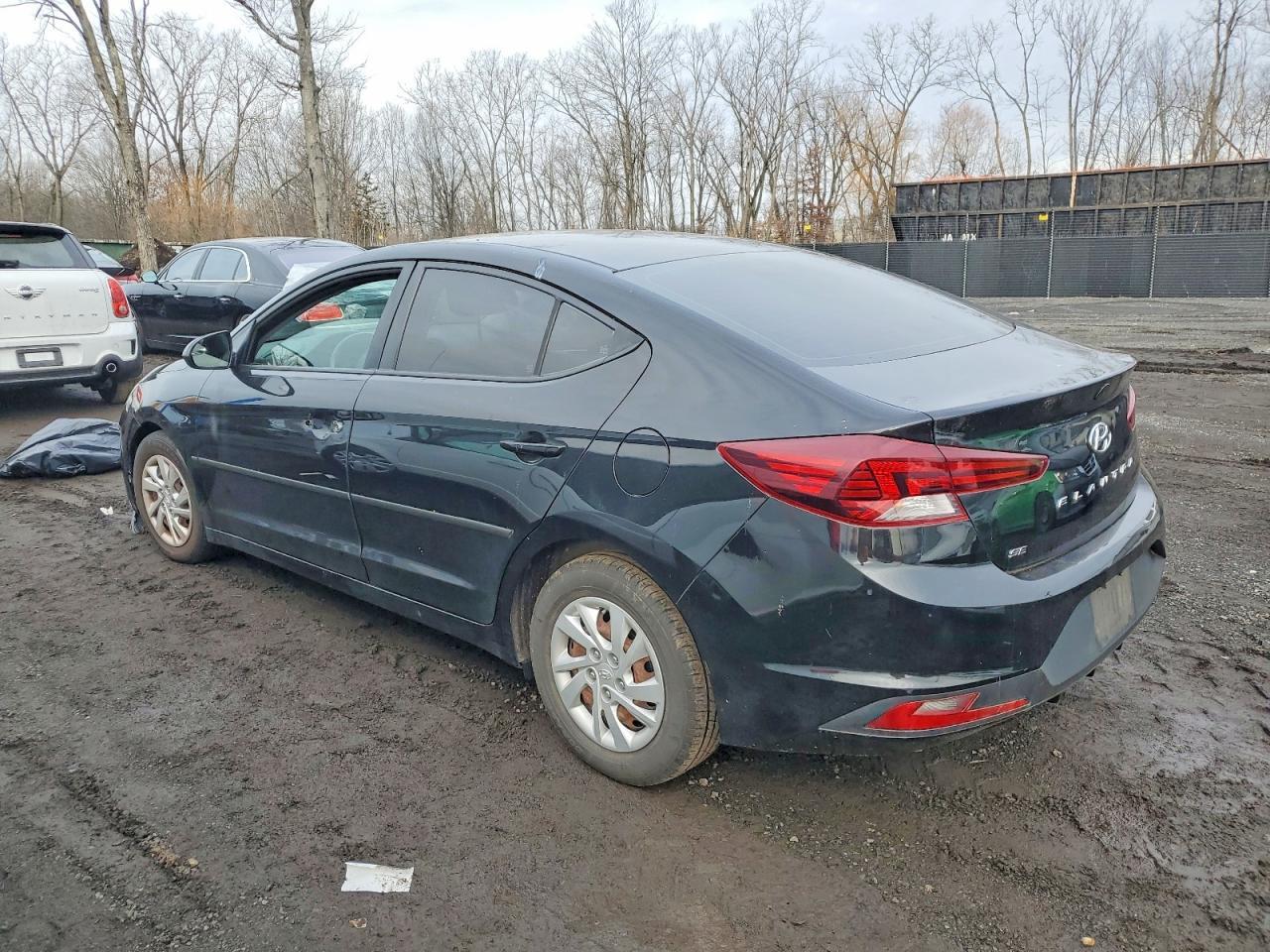 2020 Hyundai Elantra Se - Image 2