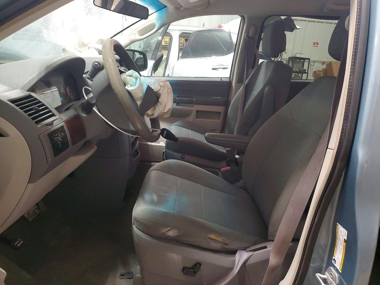 2010 Chrysler Town & Country Lx - Image 7