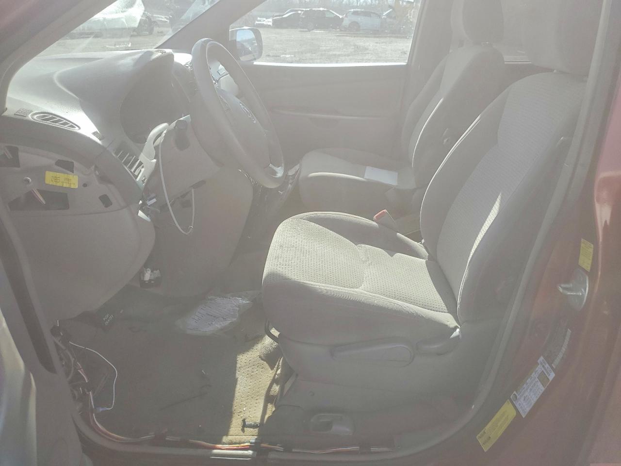 2010 Toyota Sienna Le 7-Passenger - Фото 7