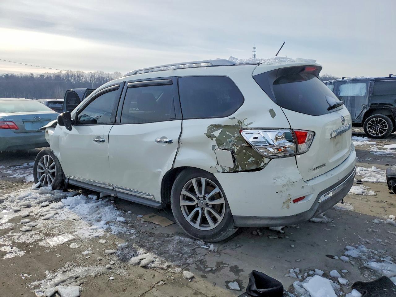 2015 Nissan Pathfinder S - Image 2