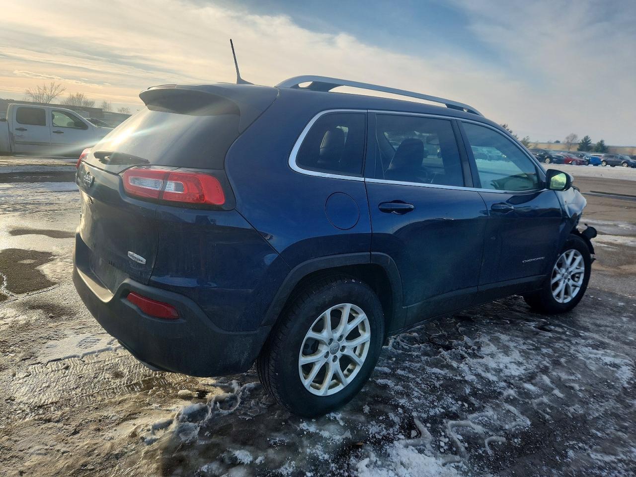 2018 Jeep Cherokee Latitude Plus - Image 3