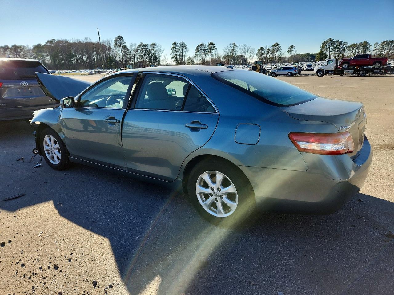 2011 Toyota Camry Base - Фото 2