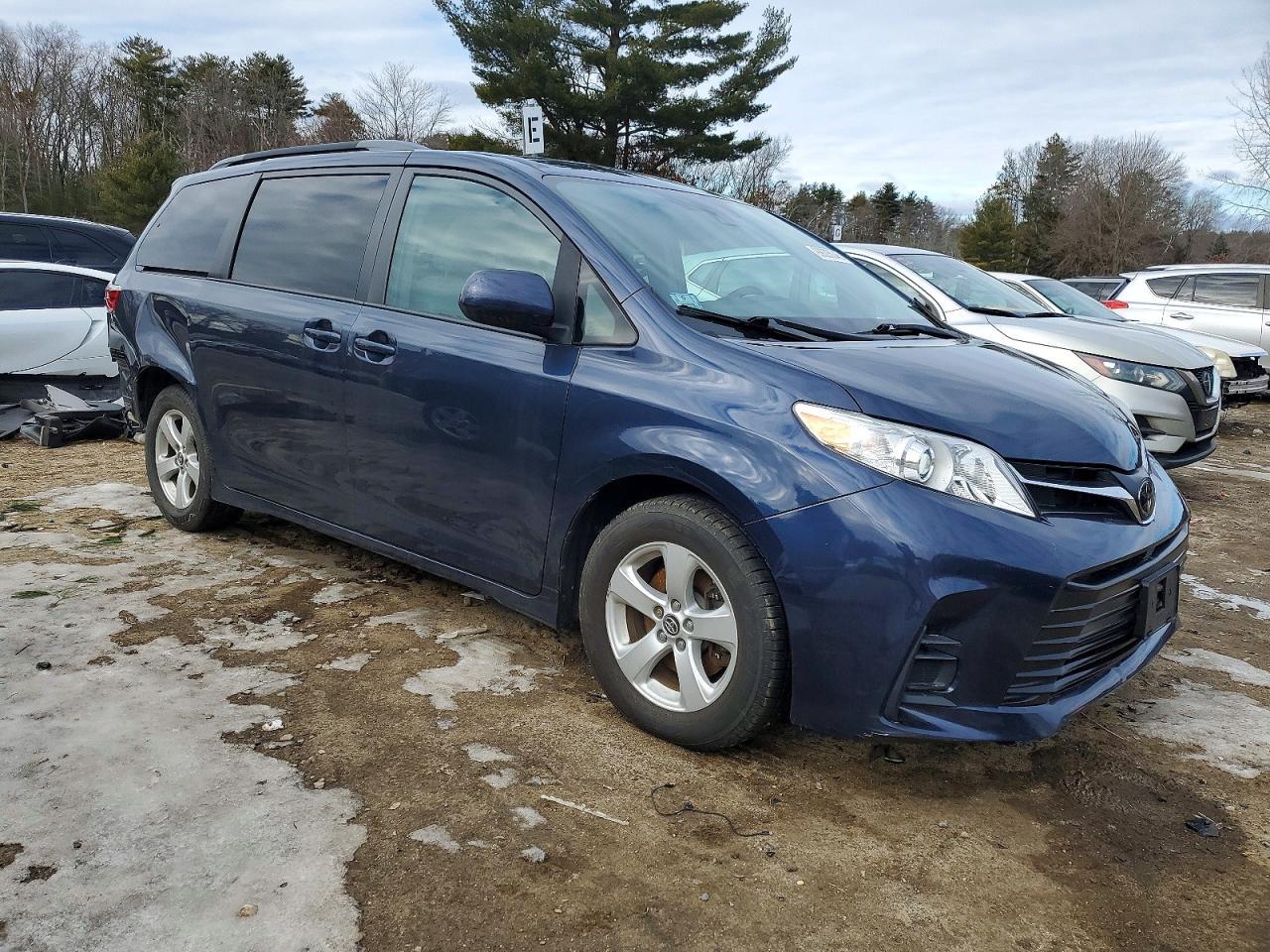 2019 Toyota Sienna Le - Фото 4