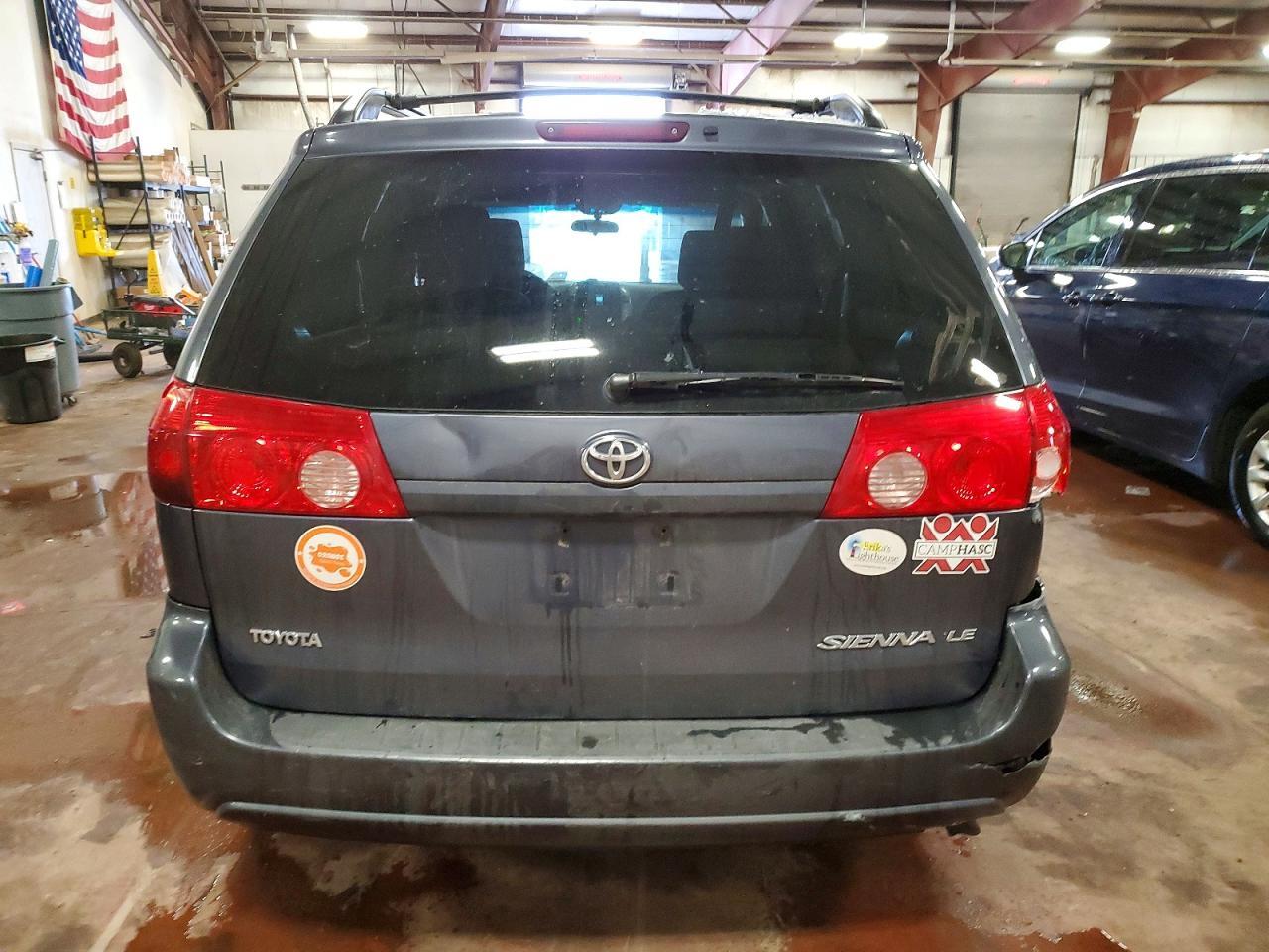 2009 Toyota Sienna Le 8-Passenger - Image 6