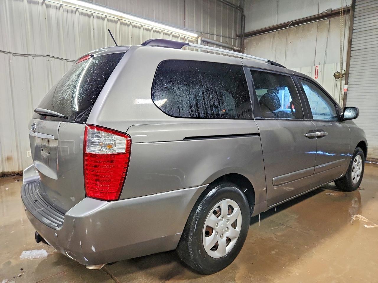 2010 Kia Sedona Lx - Image 3