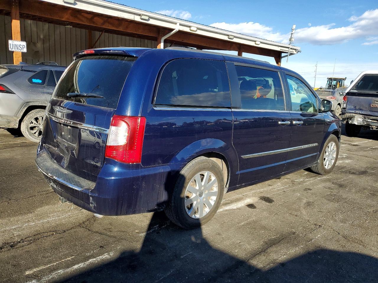 2016 Chrysler Town & Country Touring - Фото 3