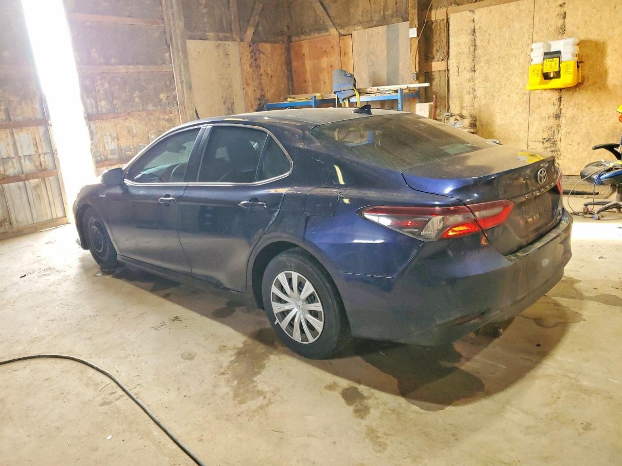 2021 Toyota Camry Le - Фото 2