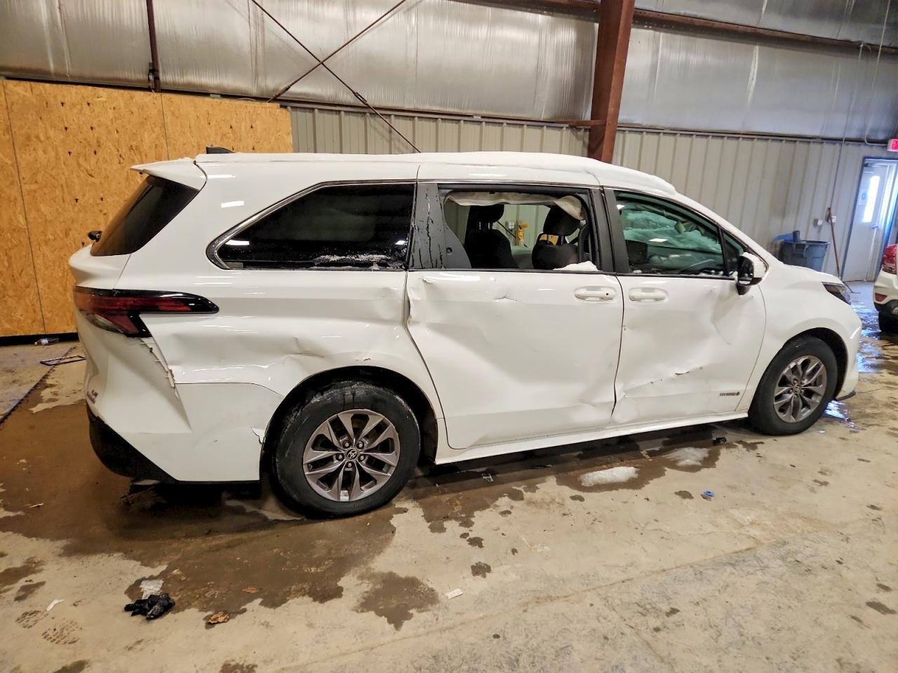 2021 Toyota Sienna Le - Image 3