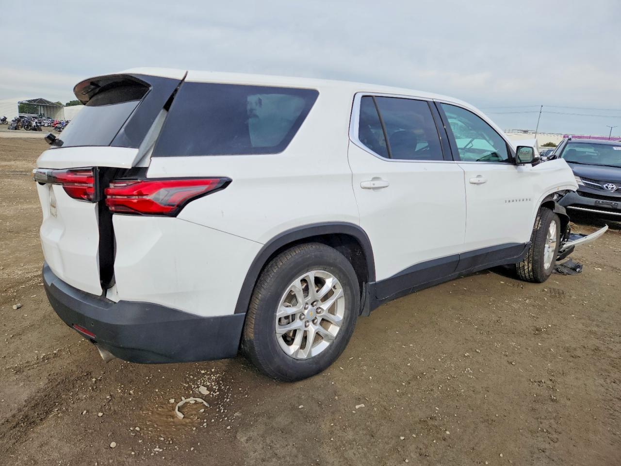 2022 Chevrolet Traverse Ls - Image 3