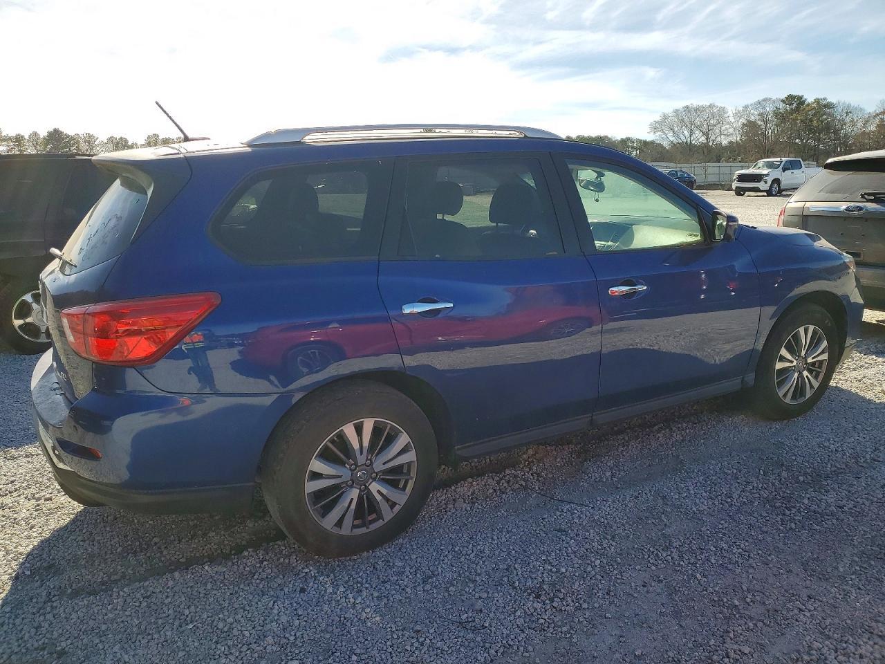 2018 Nissan Pathfinder S - Image 3