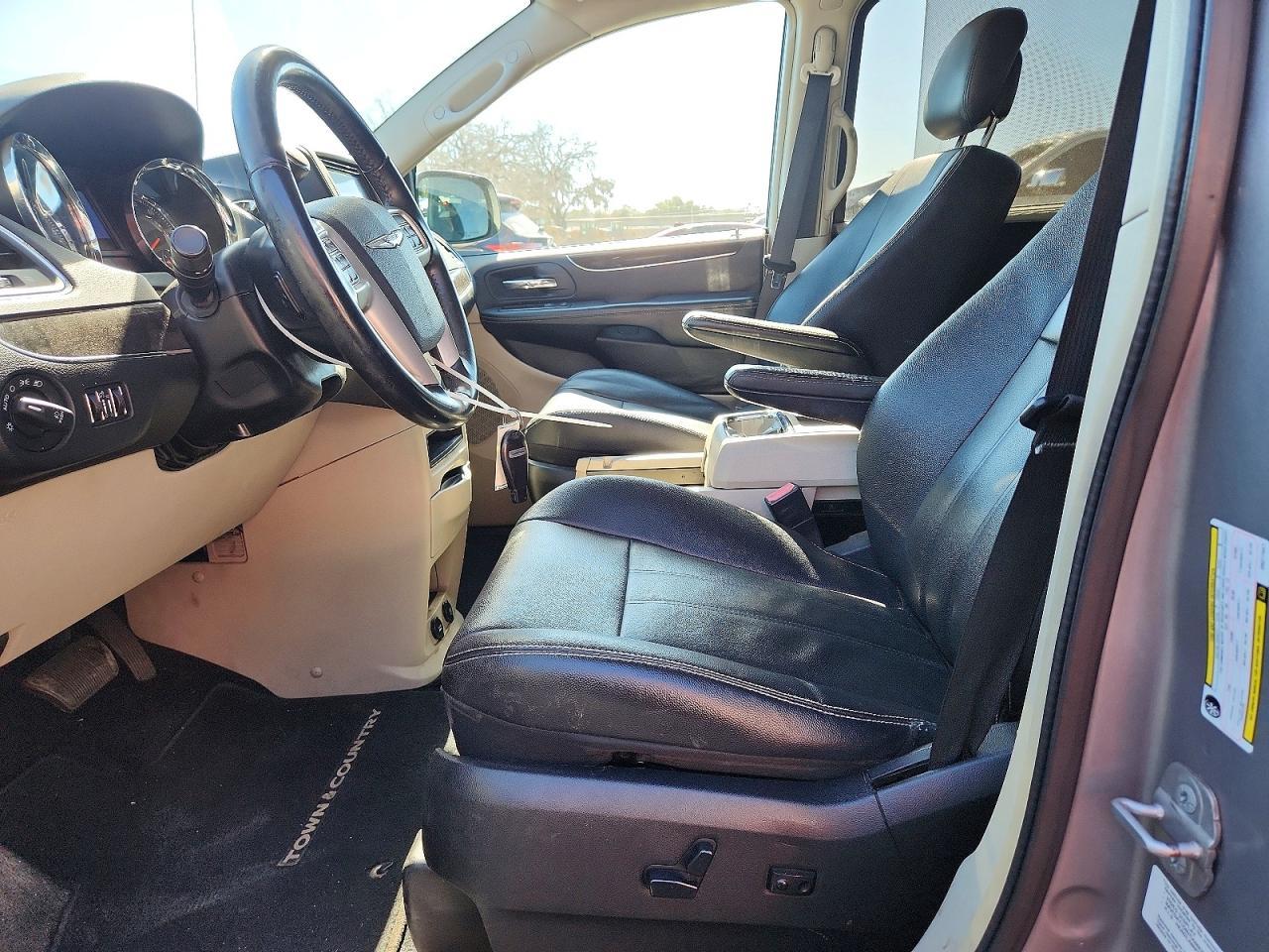 2014 Chrysler Town & Country Touring - Фото 7