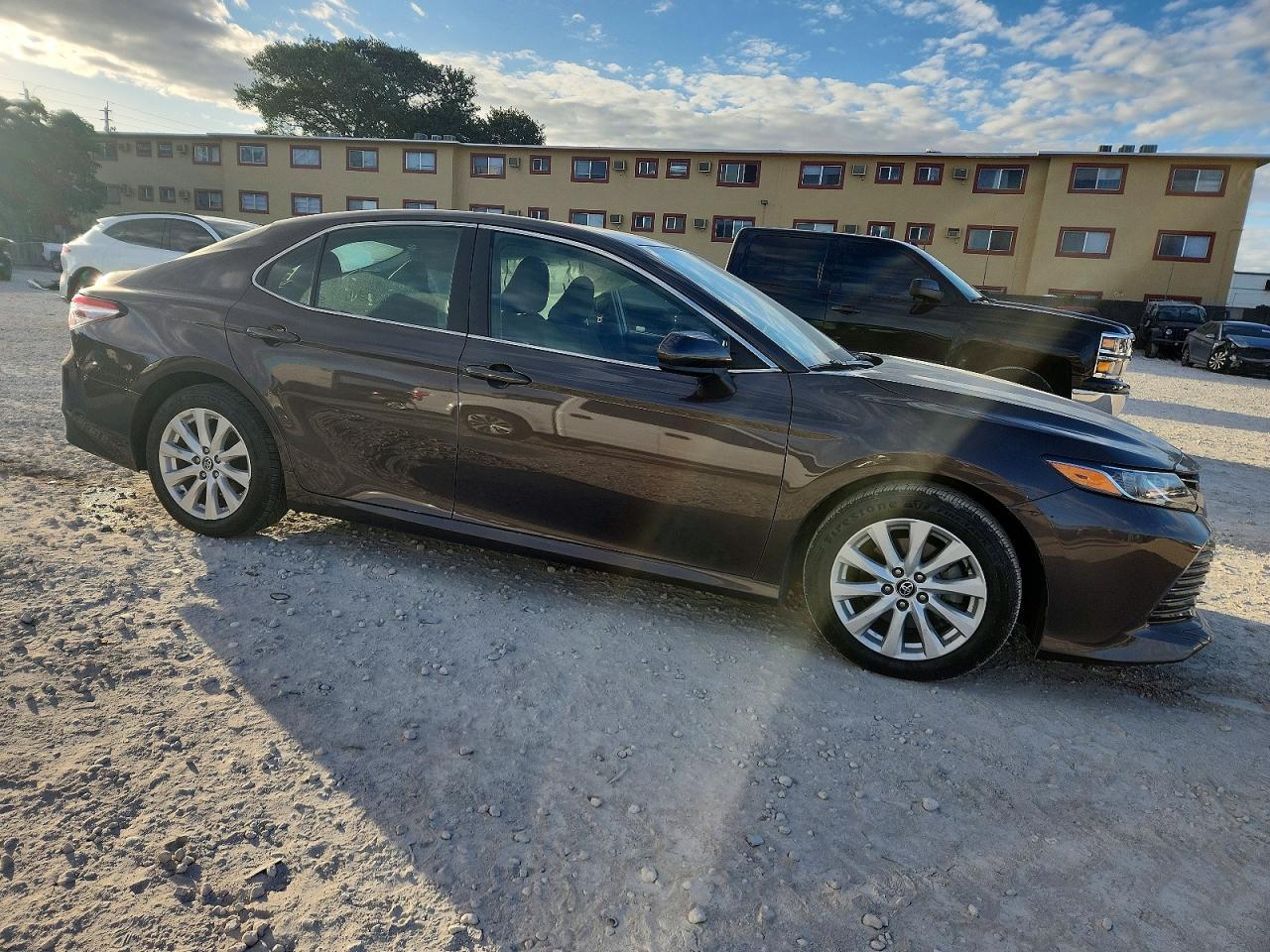 2020 Toyota Camry Le - Фото 4