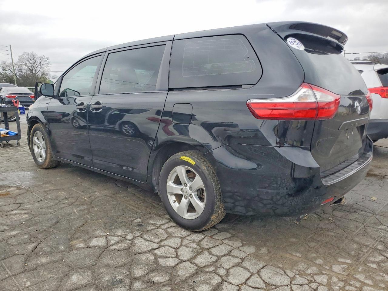2017 Toyota Sienna - Image 2