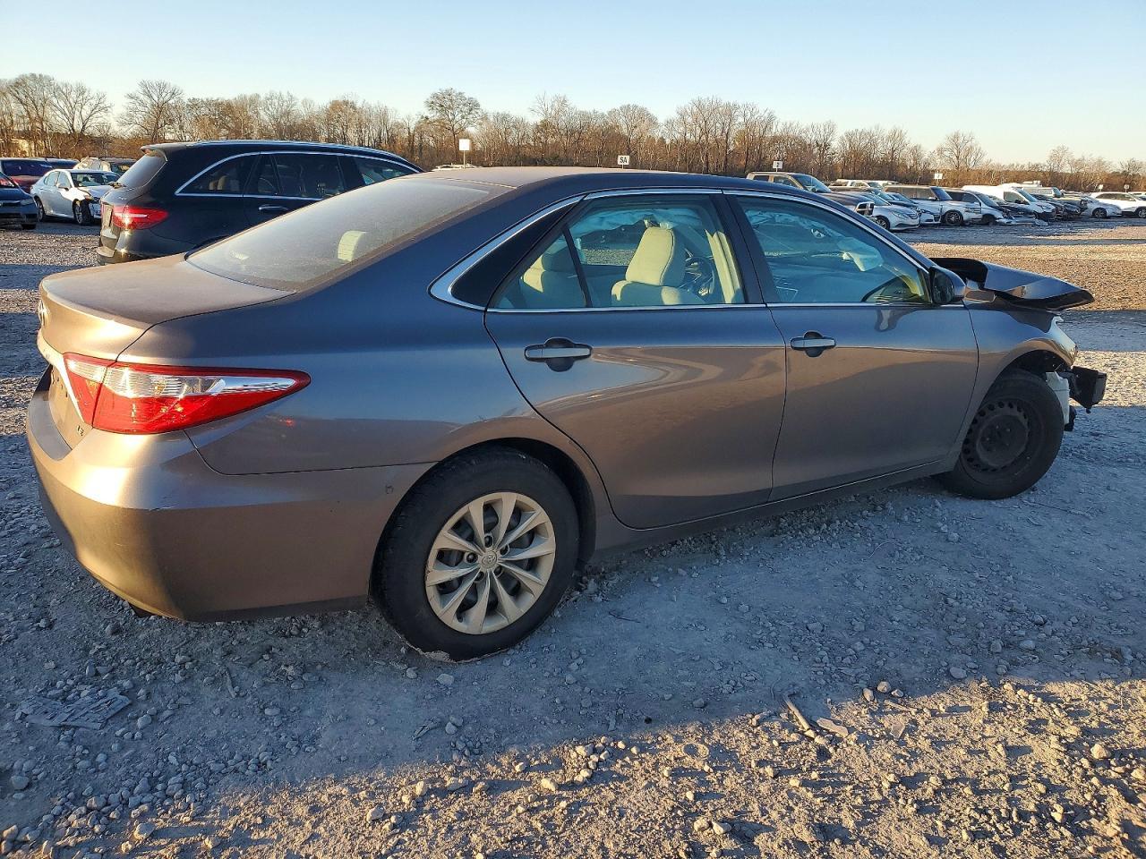 2015 Toyota Camry Le - Фото 3