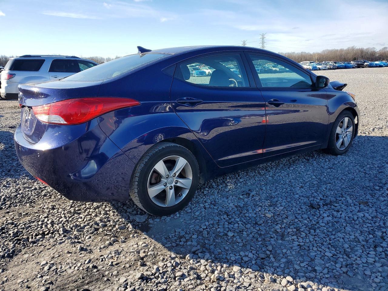 2013 Hyundai Elantra - Фото 3