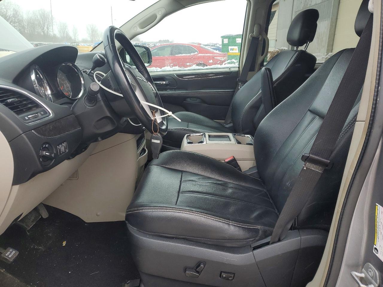 2014 Chrysler Town & Country Touring - Image 7