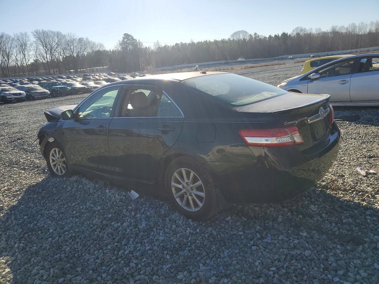2011 Toyota Camry Base - Фото 2