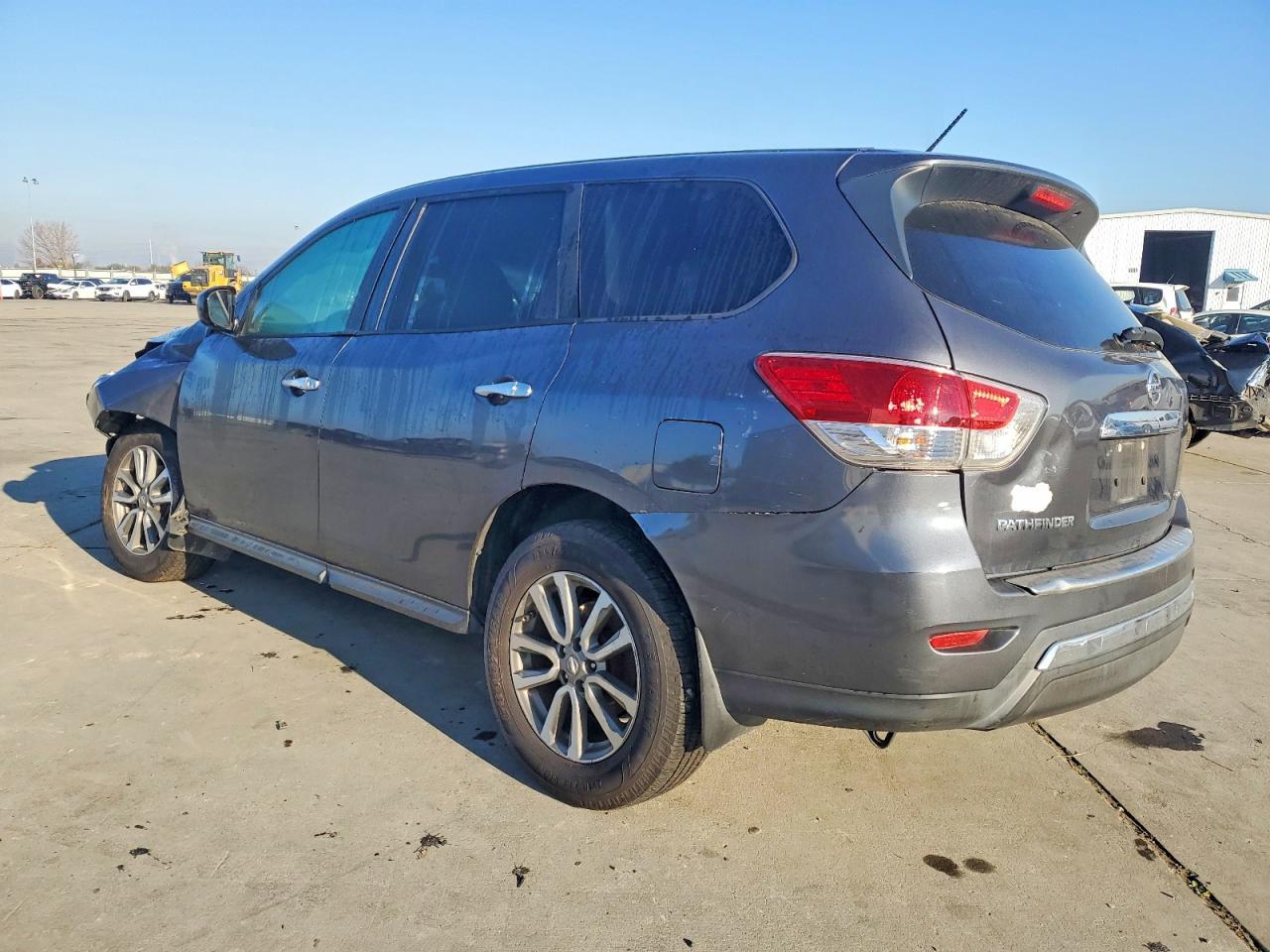 2013 Nissan Pathfinder S - Image 2