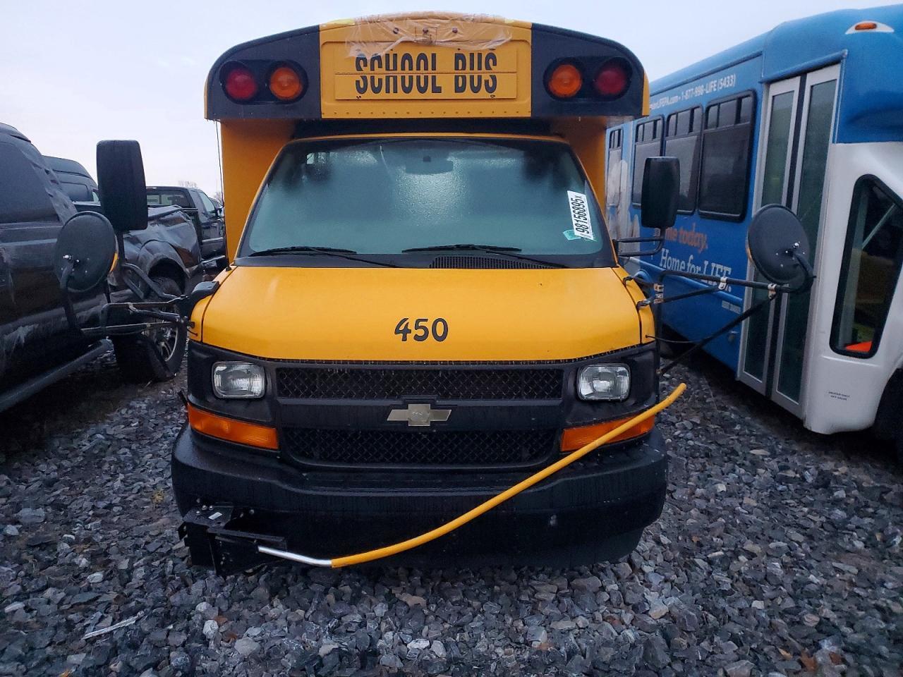 2017 Chevrolet Express G4500 - Image 5