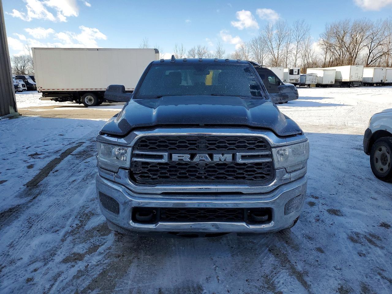 2022 Ram 3500 Truck Cab And Chassis - Фото 5