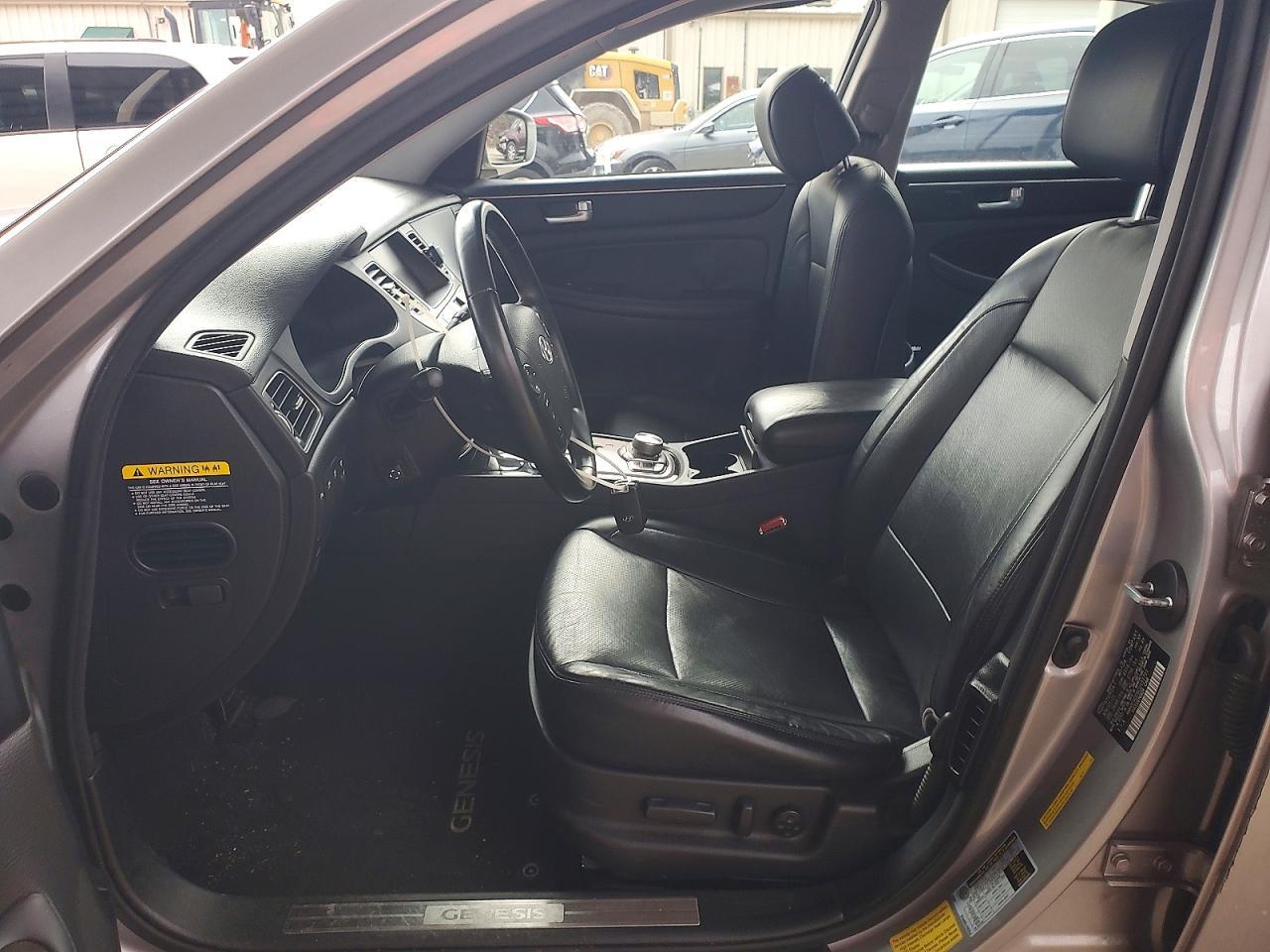 2012 Hyundai Genesis 3.8L - Фото 7