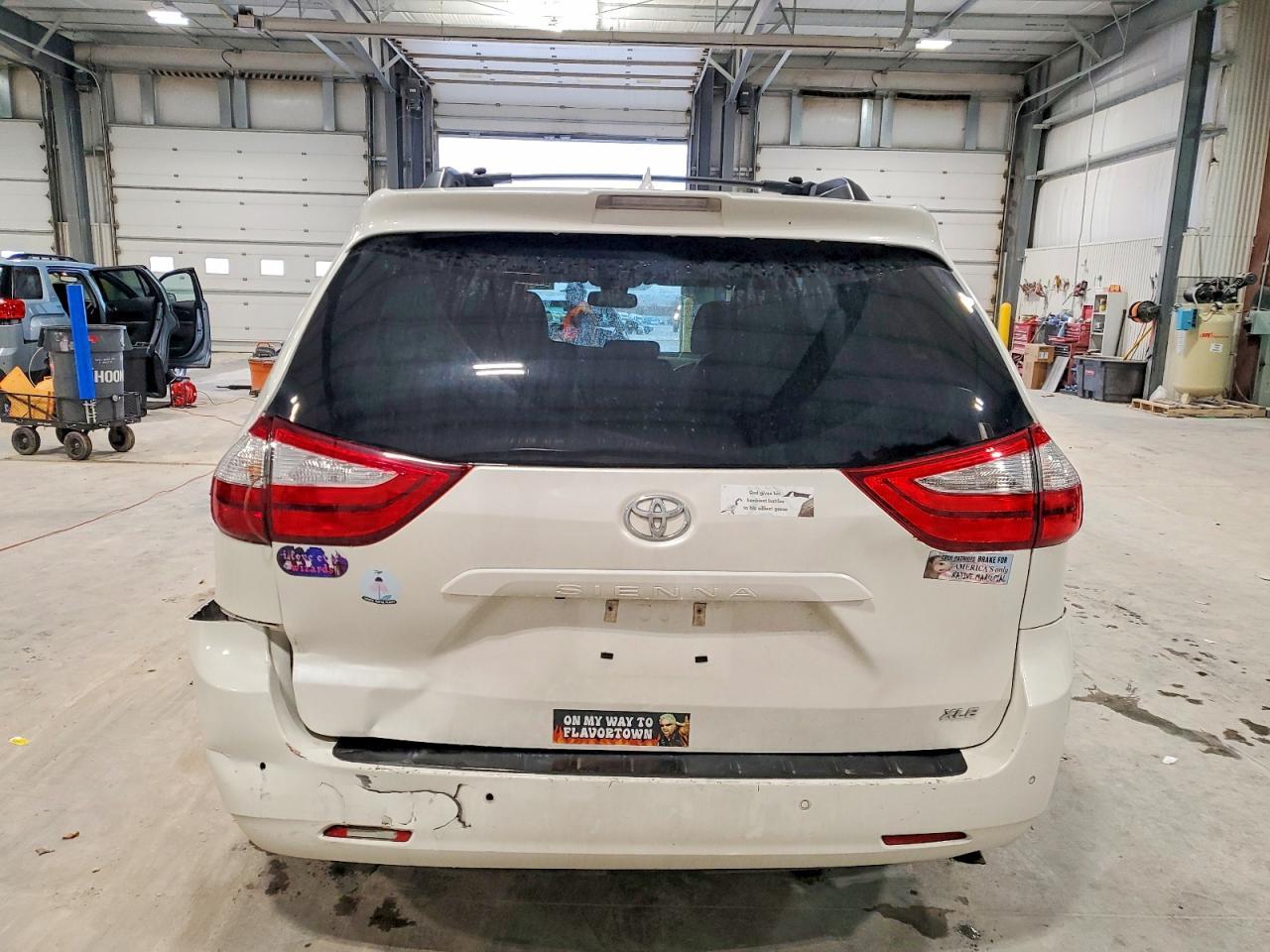 2018 Toyota Sienna Xle - Image 6