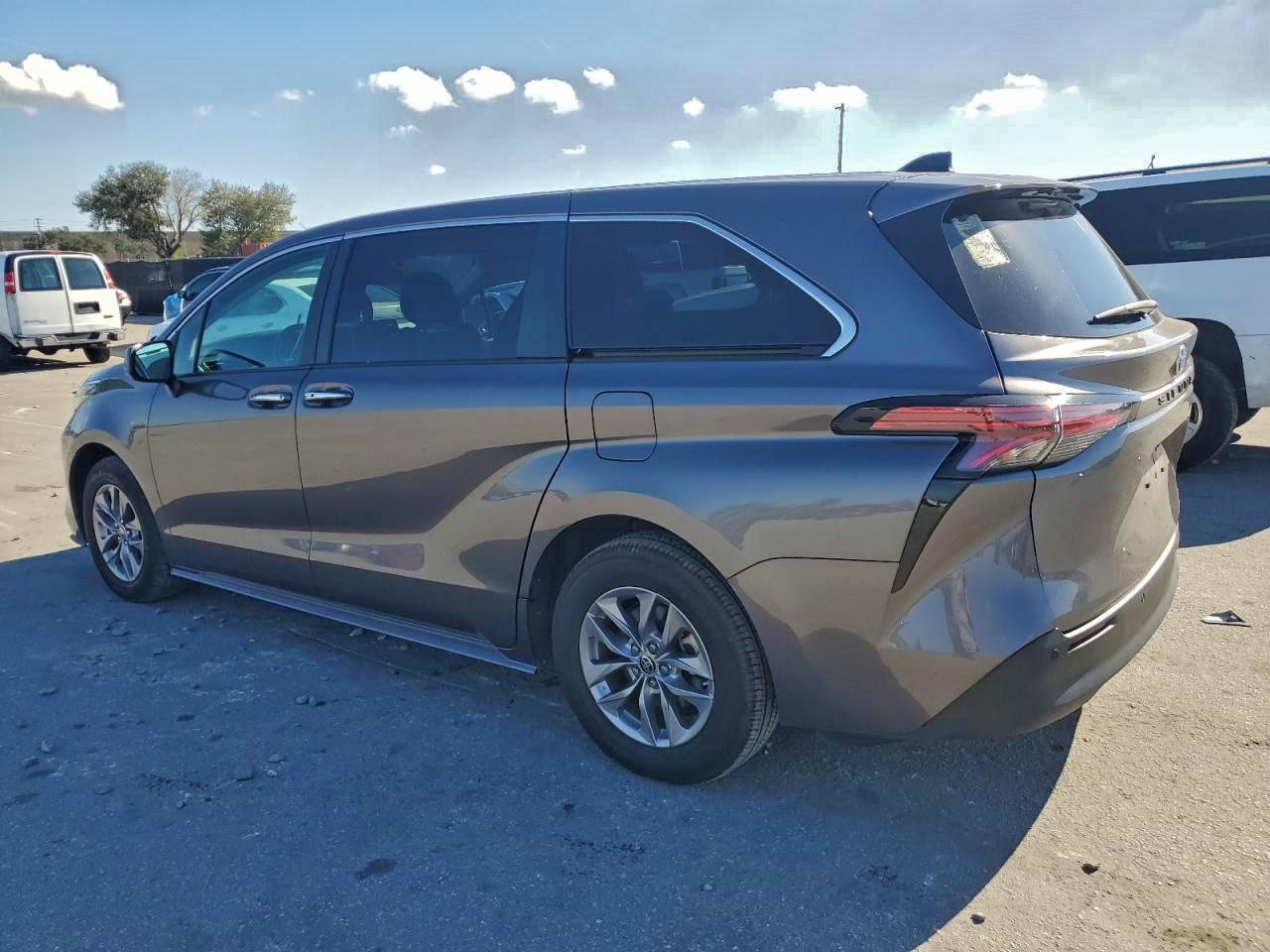 2022 Toyota Sienna Xle - Фото 3