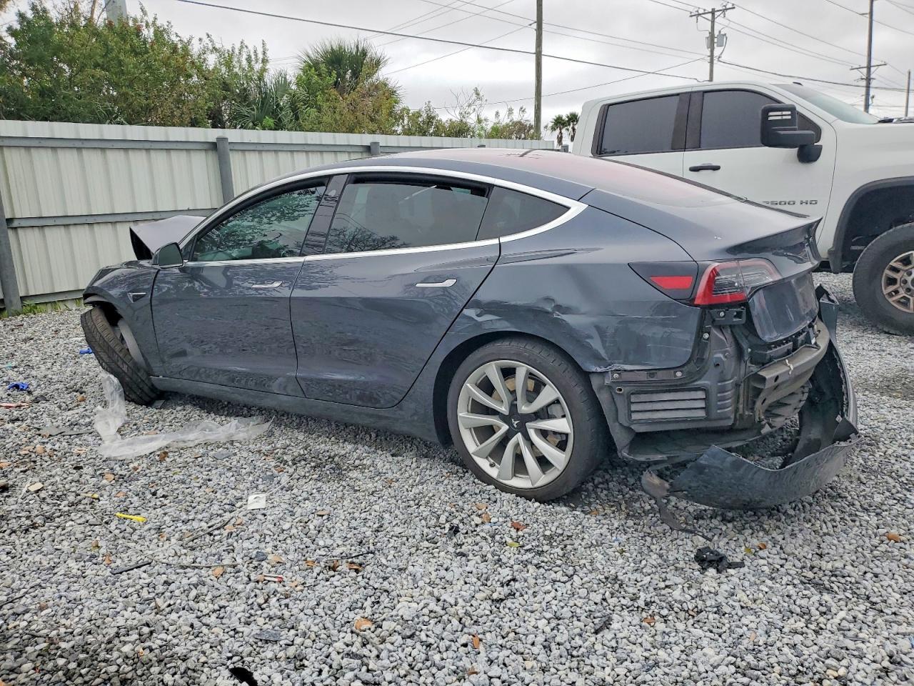 2018 Tesla Model 3 - Фото 2
