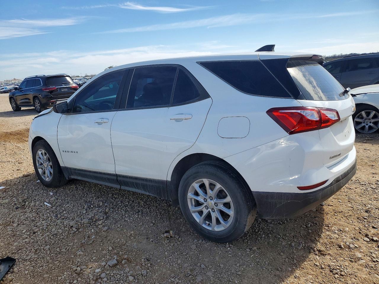 2021 Chevrolet Equinox Ls - Фото 2