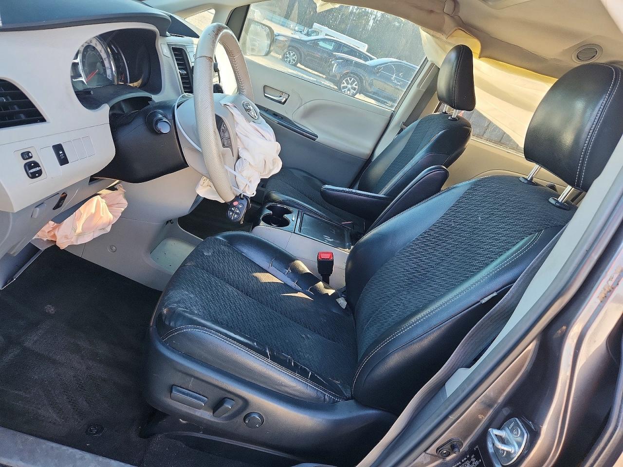 2013 Toyota Sienna Sport - Image 7