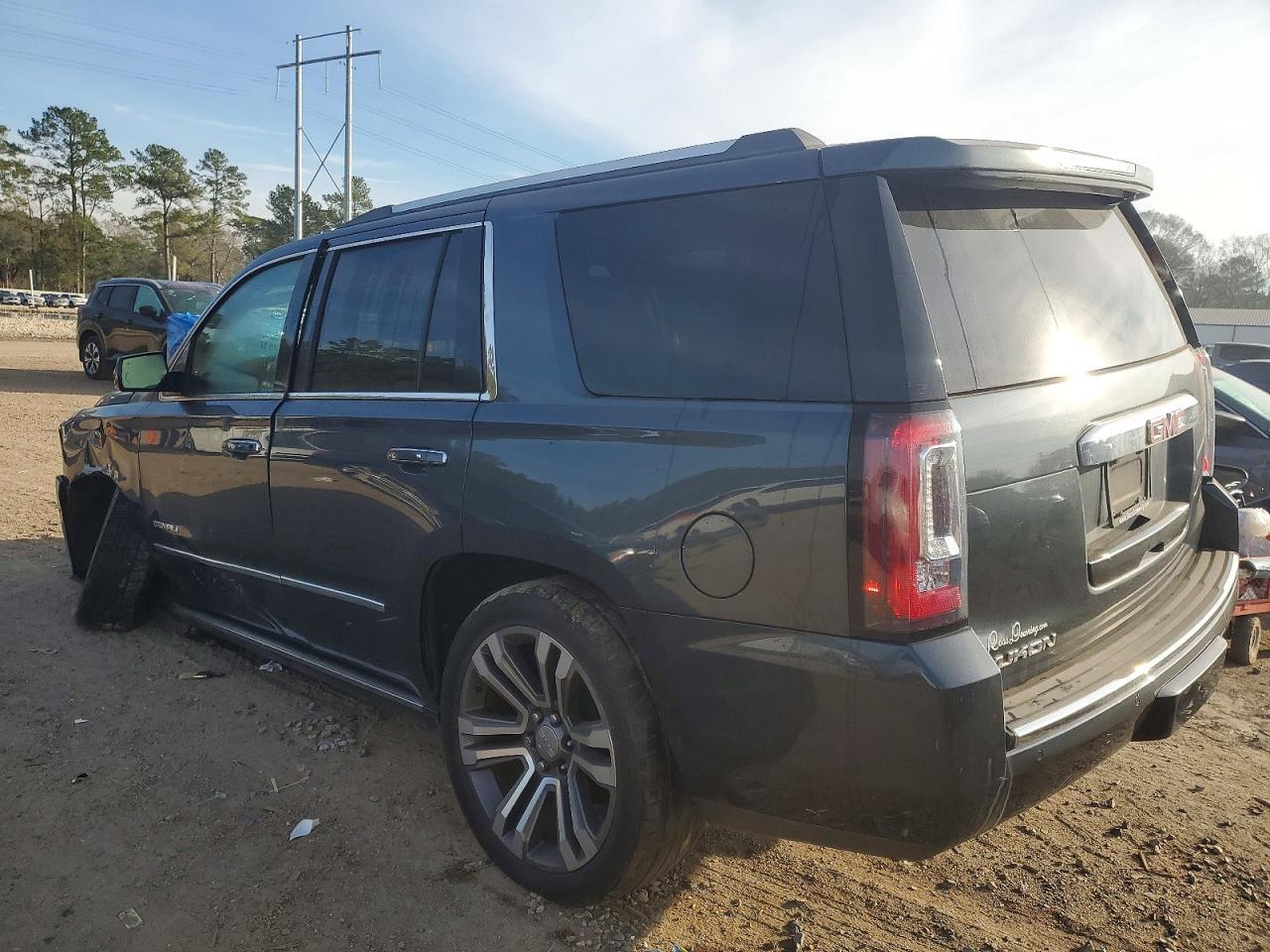 2019 GMC Yukon Denali - Фото 2