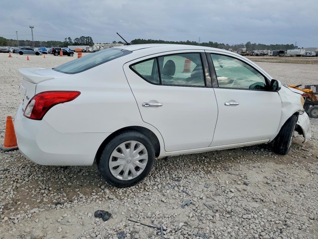 2014 Nissan Versa S - Фото 3