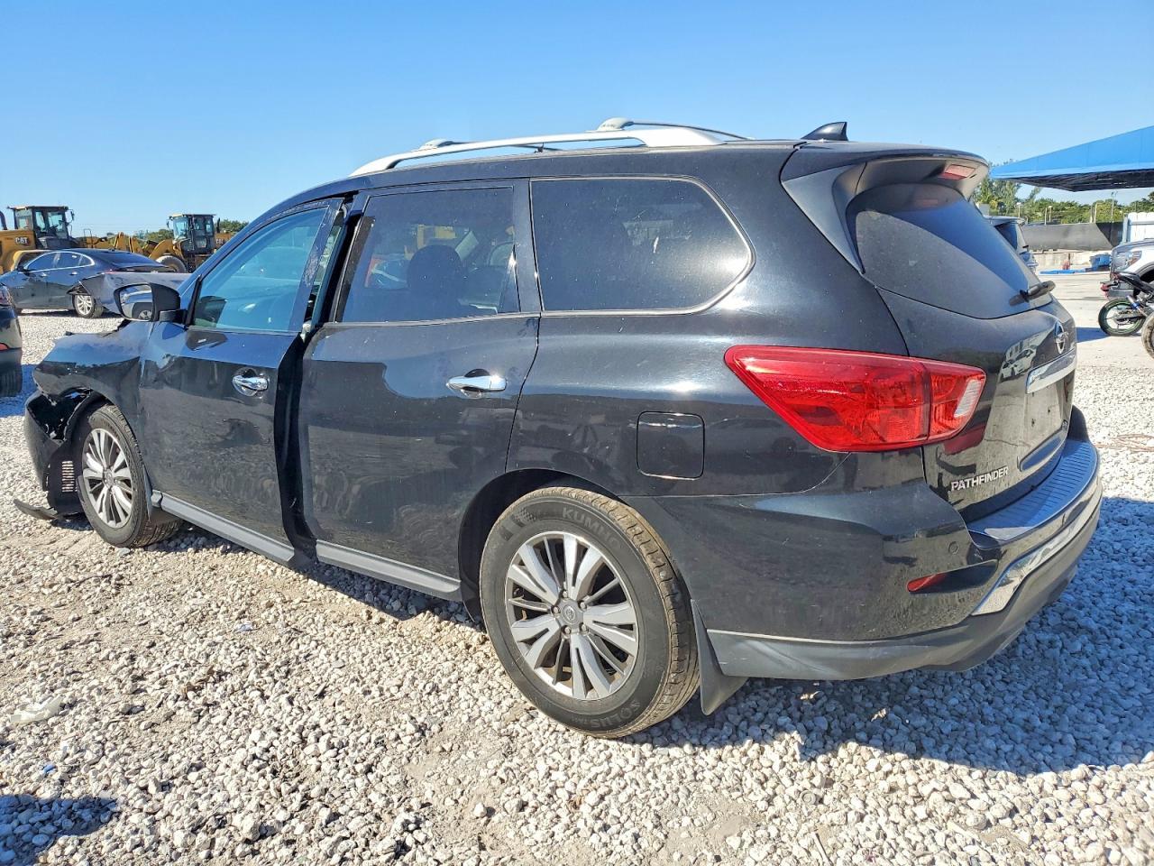 2020 Nissan Pathfinder S - Фото 2