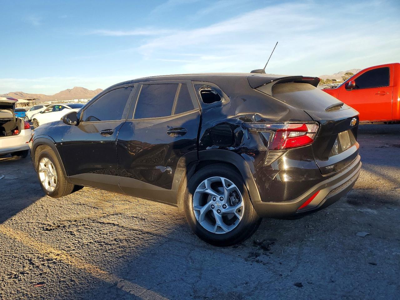 2024 Chevrolet Trax Ls - Фото 2