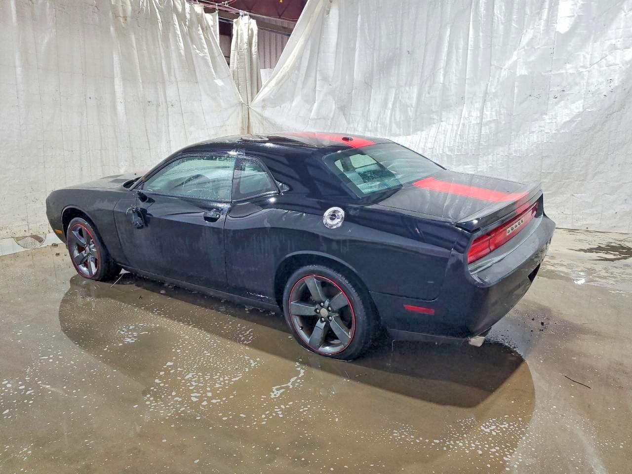2014 Dodge Challenger Sxt - Image 2
