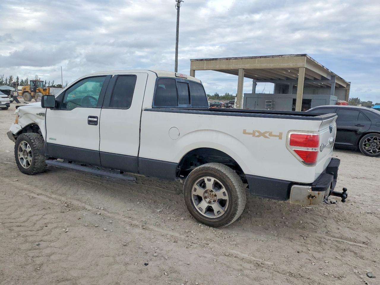 2013 Ford F150 Super Cab - Фото 2