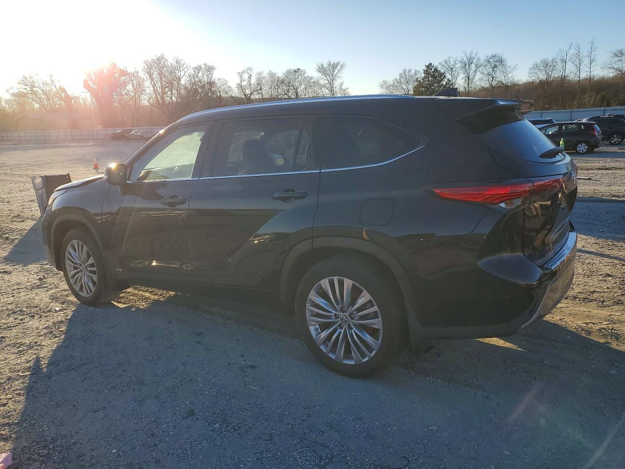 2023 Toyota Highlander Hybrid Limited - Image 2