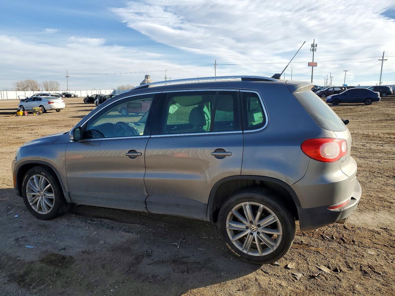 2011 Volkswagen Tiguan S - Фото 2
