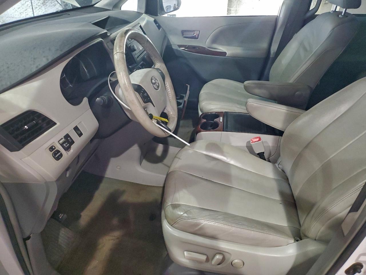 2014 Toyota Sienna Xle - Image 7