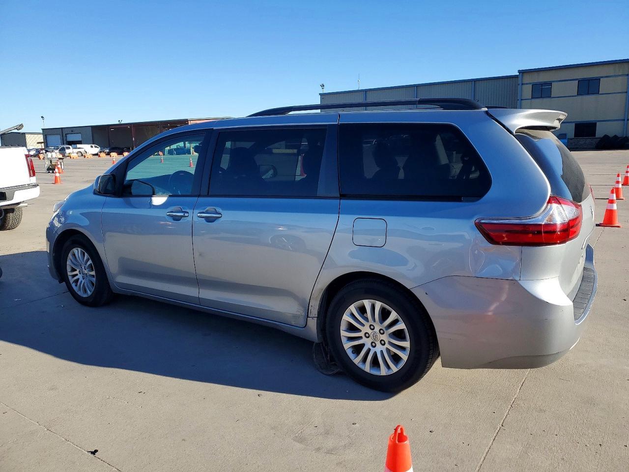 2015 Toyota Sienna Xle - Image 2