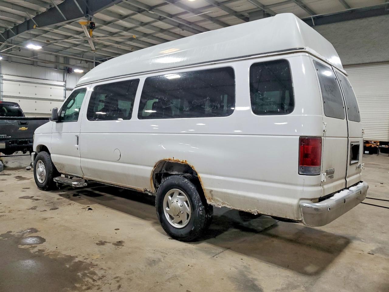 2010 Ford Econoline E350 Super Duty Wagon - Фото 2