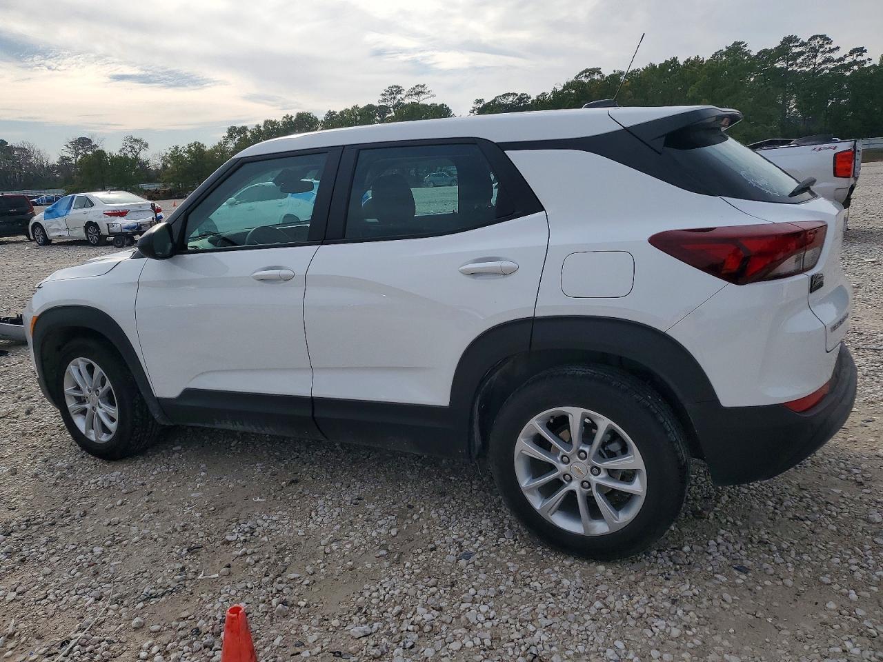 2024 Chevrolet Trailblazer Ls - Image 2