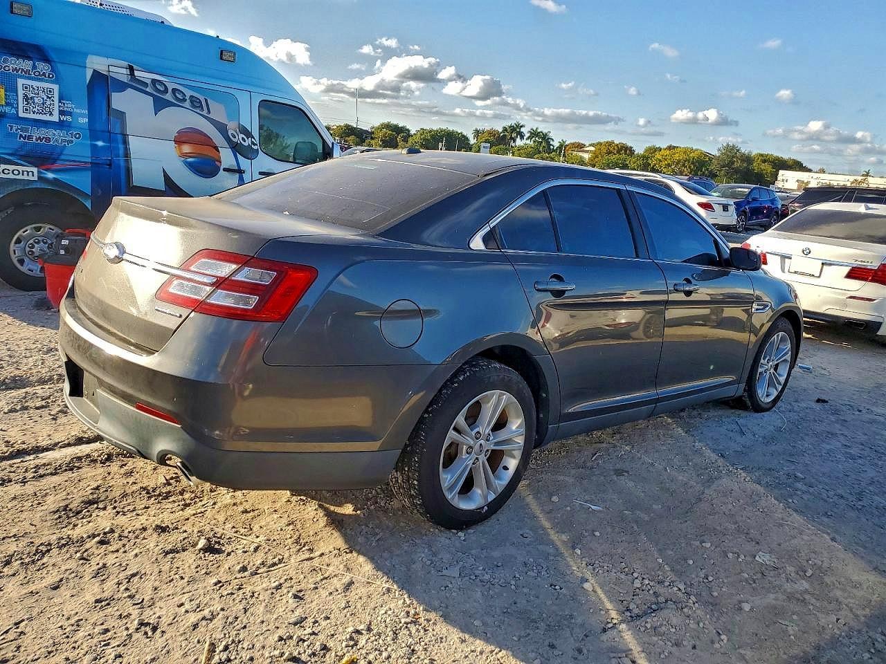 2017 Ford Taurus Se - Фото 3