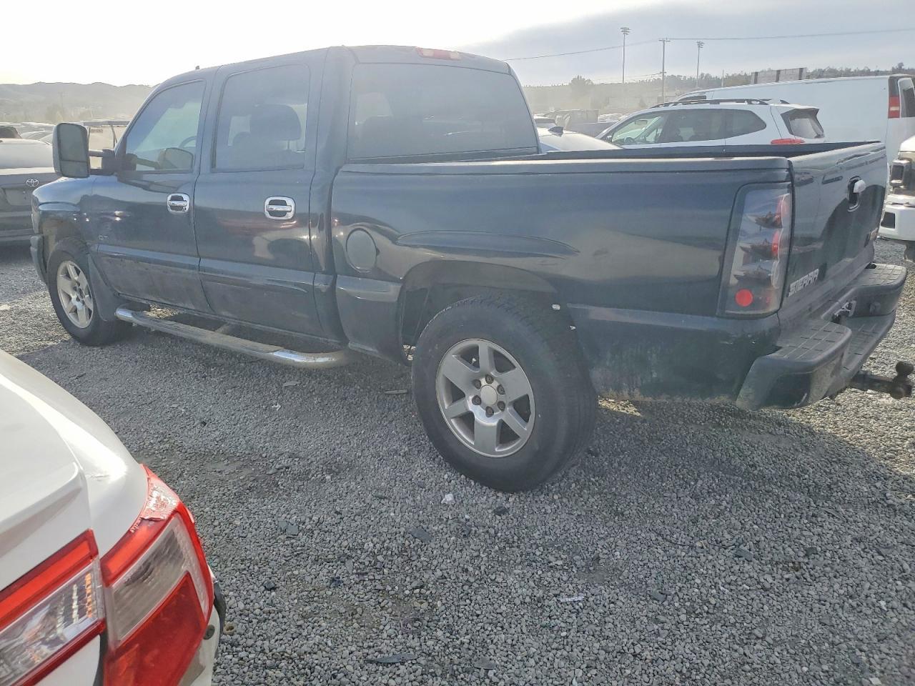 2006 GMC Sierra K1500 Denali - Image 2